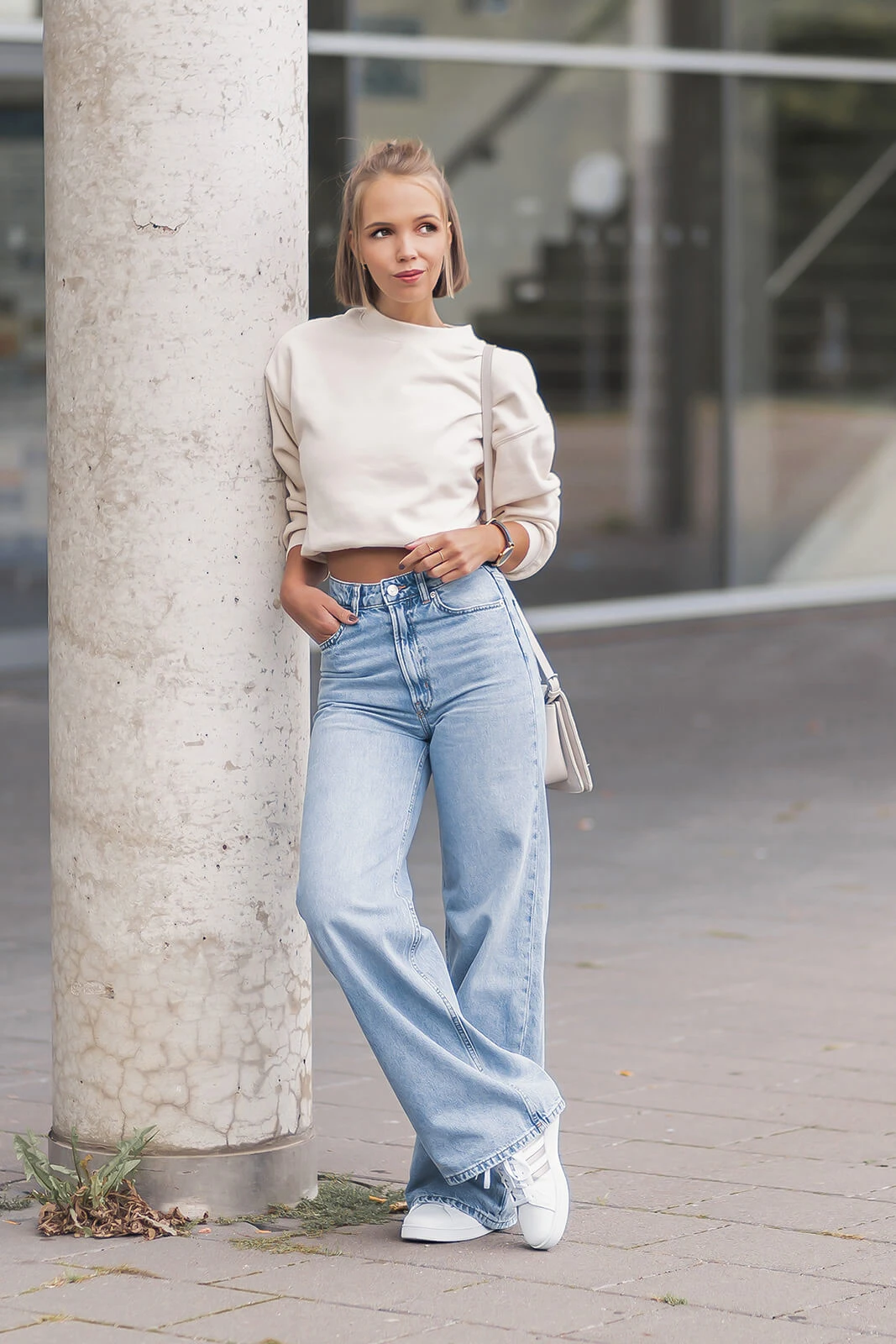 https://shoelove.deichmann.com/de-de/wp-content/uploads/2021/09/wide-leg-pants-kombinieren-jeans-trend-shoelove-by-deichmann2.jpg