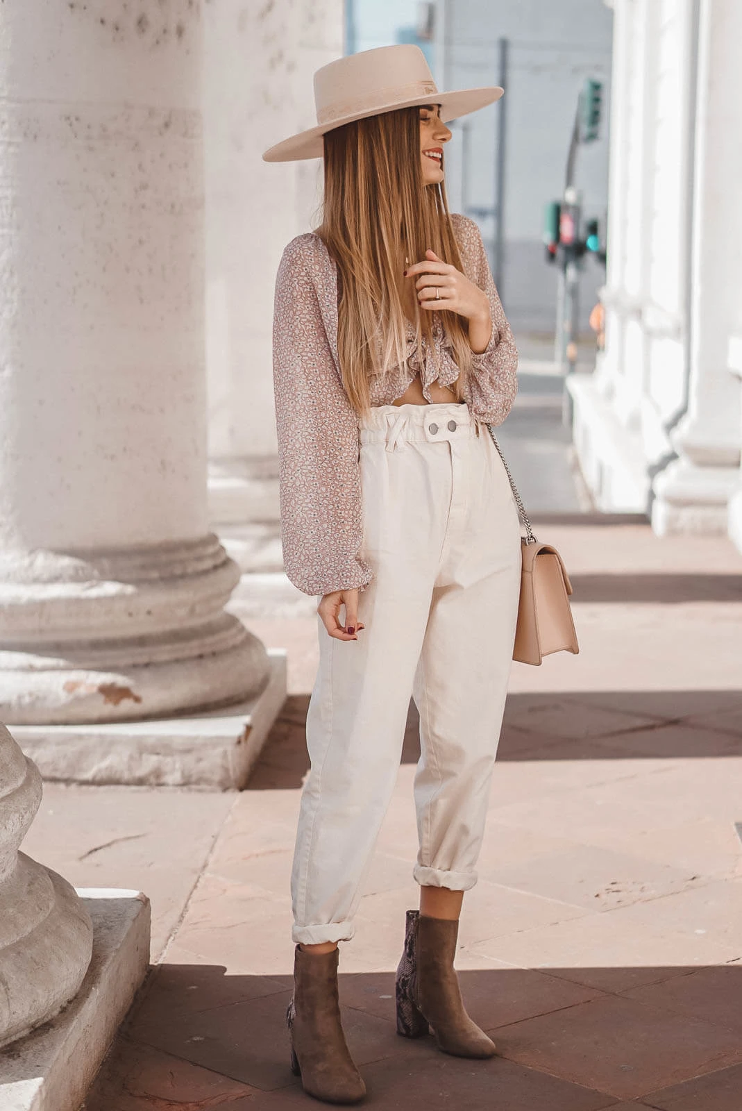 https://shoelove.deichmann.com/de-de/wp-content/uploads/2020/04/Weiße-Mom-Jeans-Outfit-3.jpg