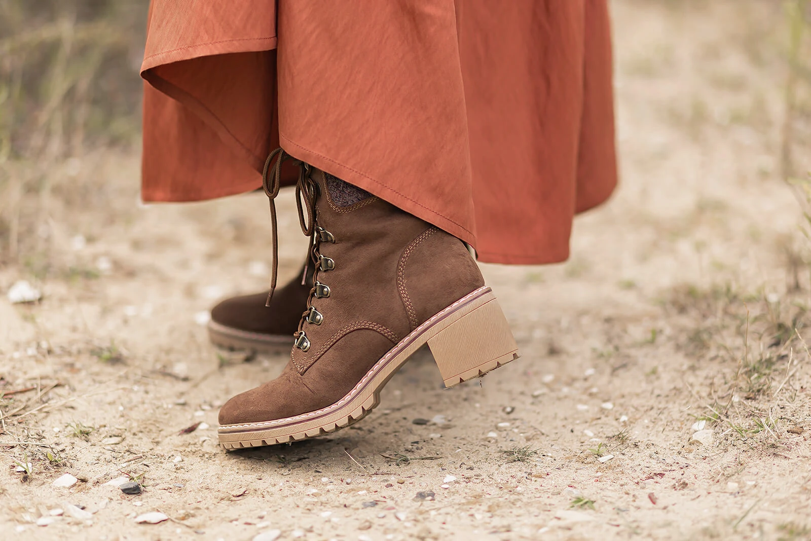 Maxiröcke im Herbst kombinieren, Herbstoutfit mit Rock und Stiefeletten, Shoelove by Deichmann