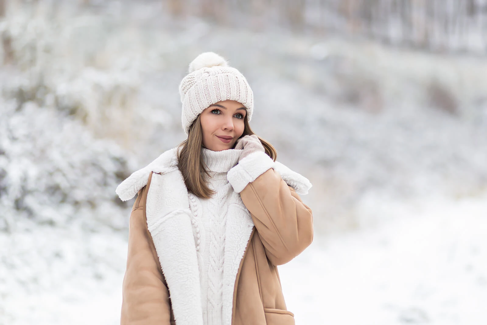 Die besten Stoffe für den Winter, warme Winter Materialien, kuscheliges Winteroutfit Shearling Coat und Strickpullover, Shoelove by Deichmann