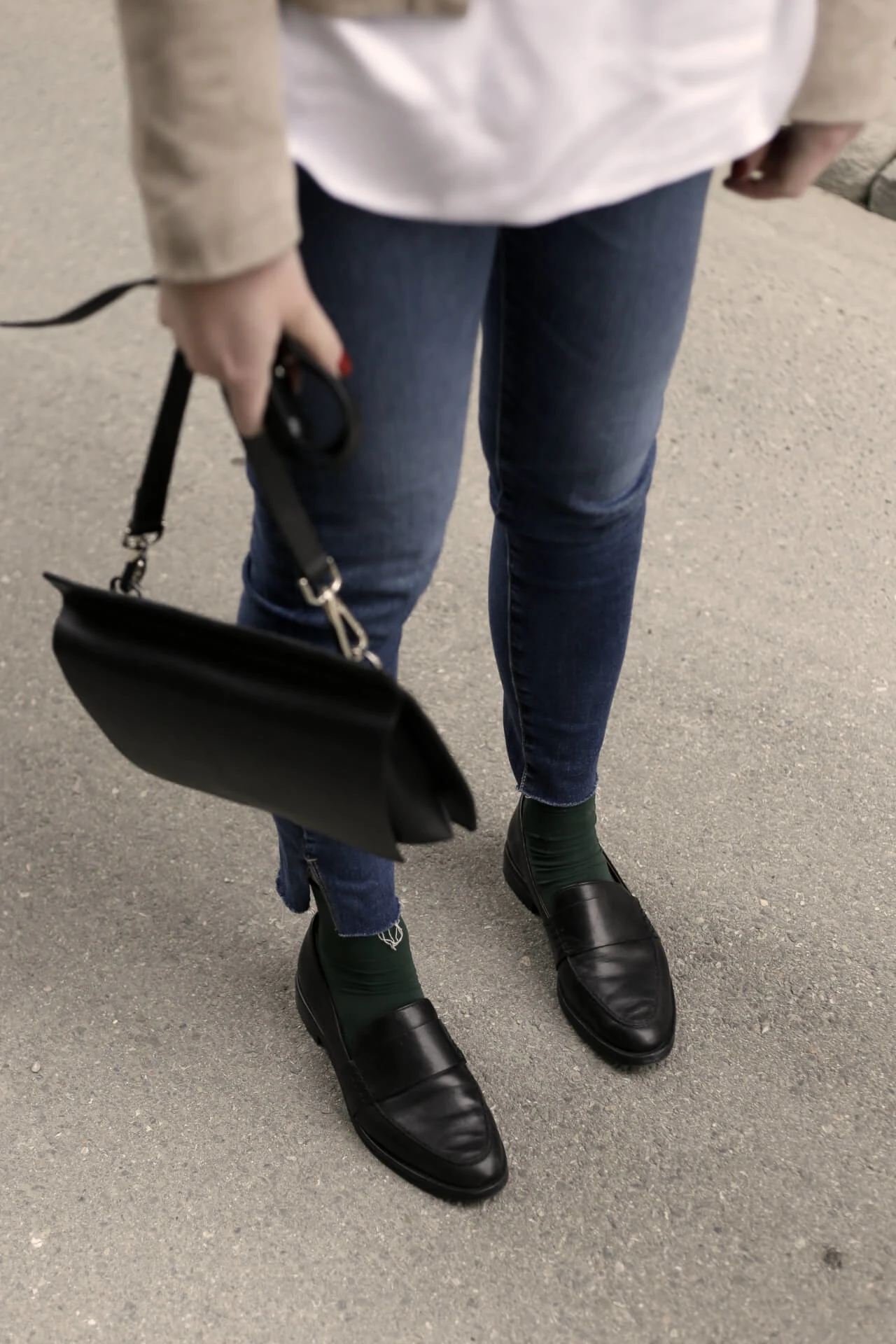 Weiße Bluse Frühlingslook Klassiker mit Loafers