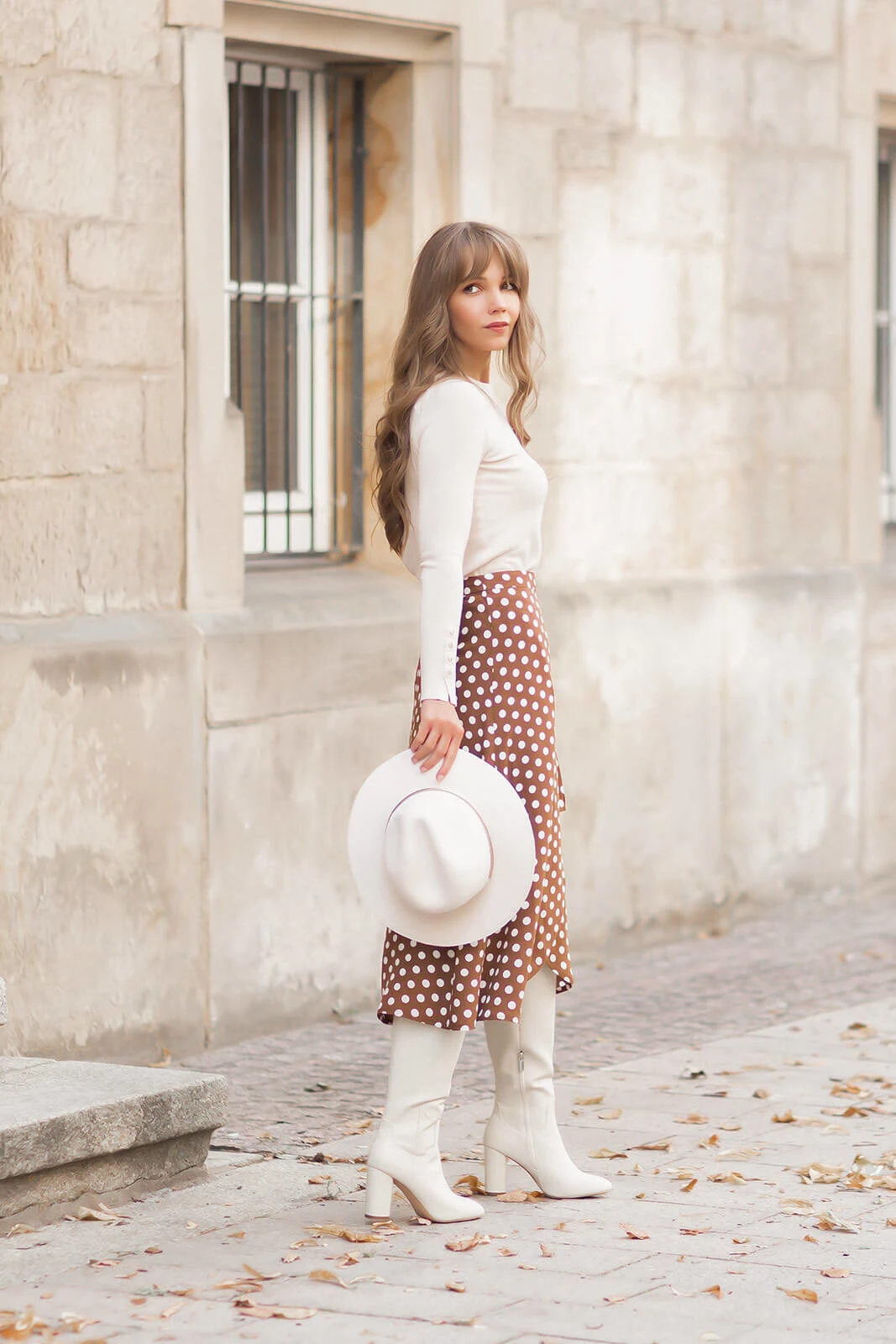 https://shoelove.deichmann.com/de-de/wp-content/uploads/2020/09/wickelröcke-im-herbst-stylen-herbstoutfit-polka-dots-weiße-stiefel-shoelove-by-deichmann2.jpg