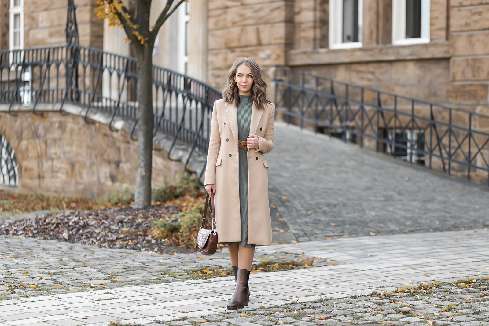 Figurbetonte Strickkleider, Kleider im Winter stylen, Kleidertrend Winter, Stricktrend, grünes Strickkleid und Camel Coat, Shoelove by Deichmann