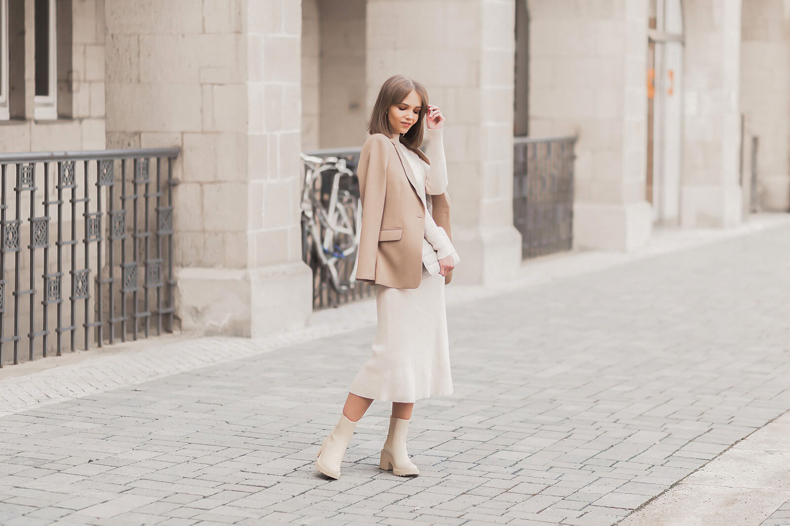 Beige Boots kombinieren, Frühlingsoutfit mit Strickkleid, Shoelove by Deichmann