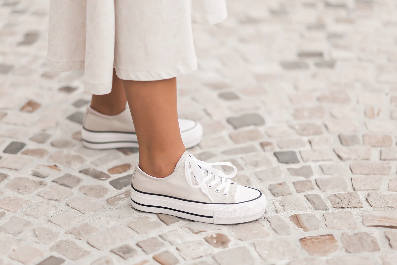 Spätsommer Styling, Übergangsoutfit mit Midirock und Feinstrickpullover, Leinensneaker, Shoelove by Deichmann