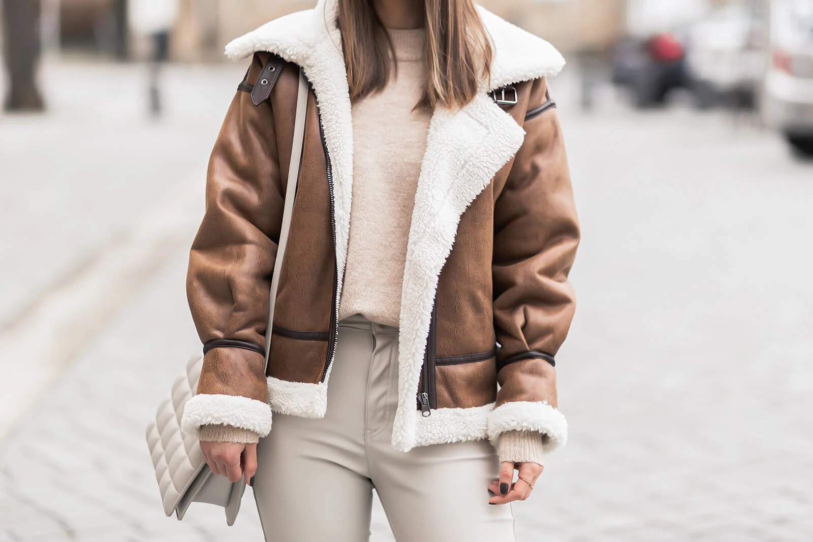 Material-Mix im Winter, Winteroutfit mit Shearling Jacke und Lederhose, Leder und Strick kombinieren, Stoffe für den Winter, Helle Lederhose, Shoelove by Deichmann