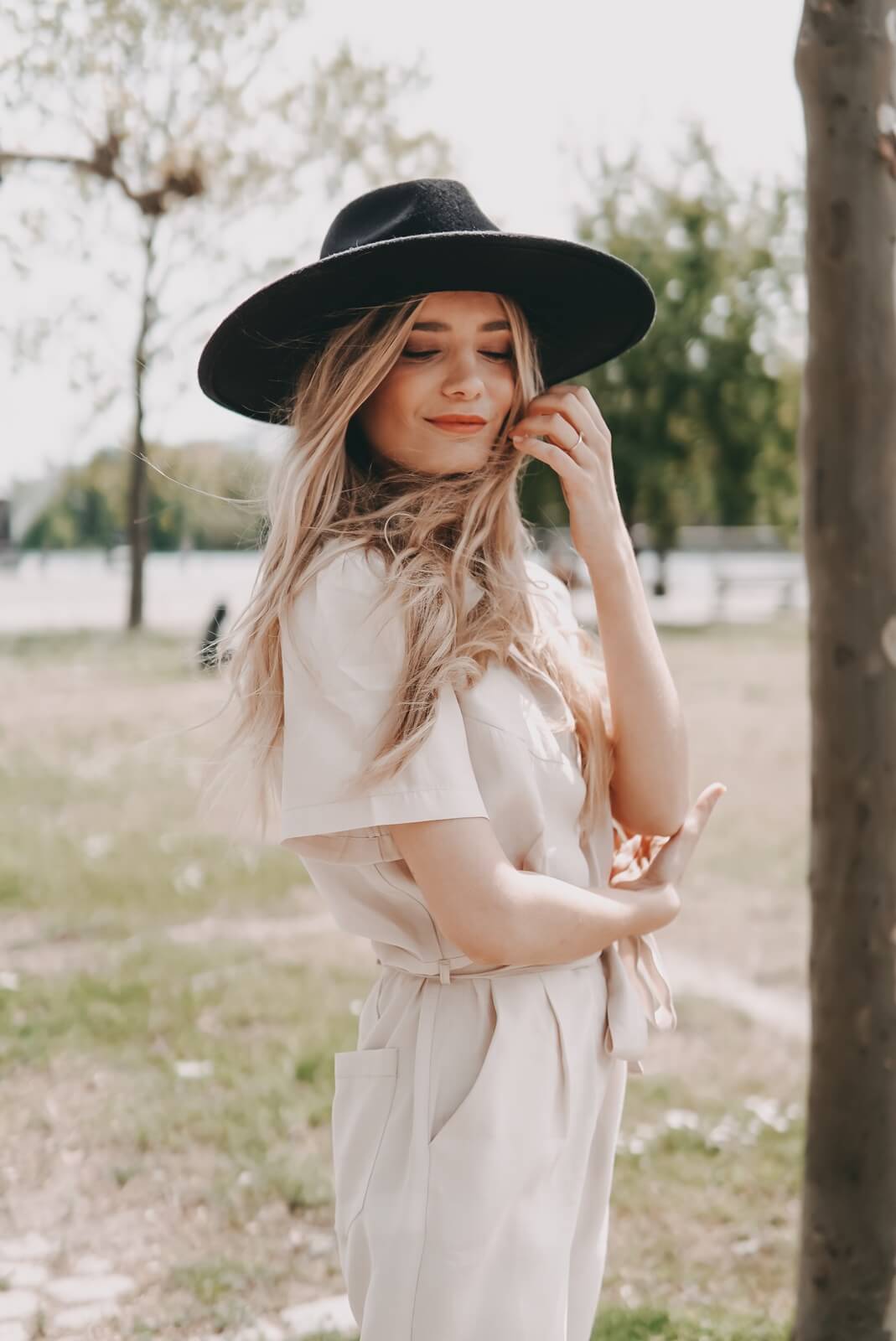 https://shoelove.deichmann.com/de-de/wp-content/uploads/2021/05/Overall-Jumpsuit-beige-Sommer-Outfit-3.jpg