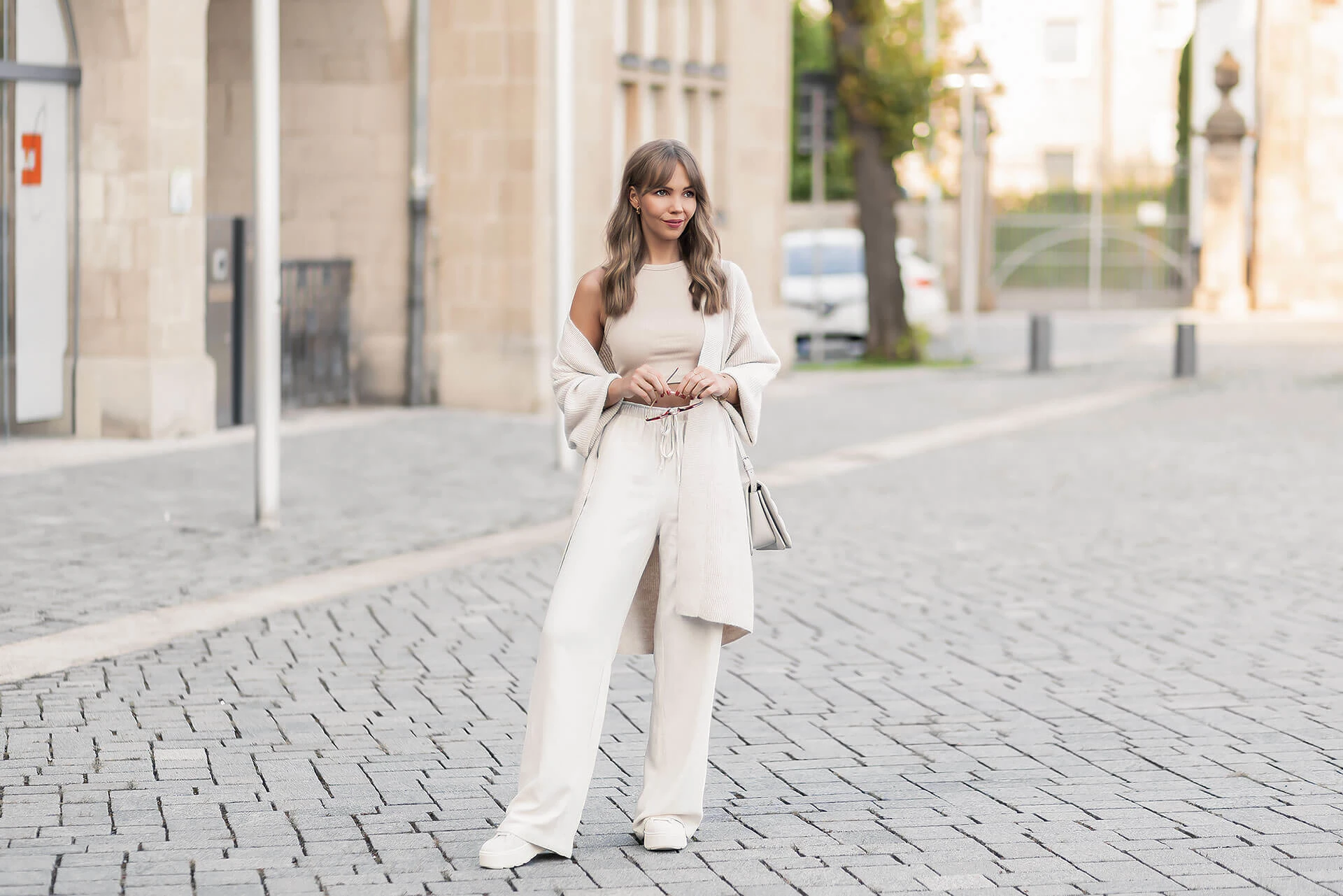 Beige Leinenhosen im Herbst kombinieren