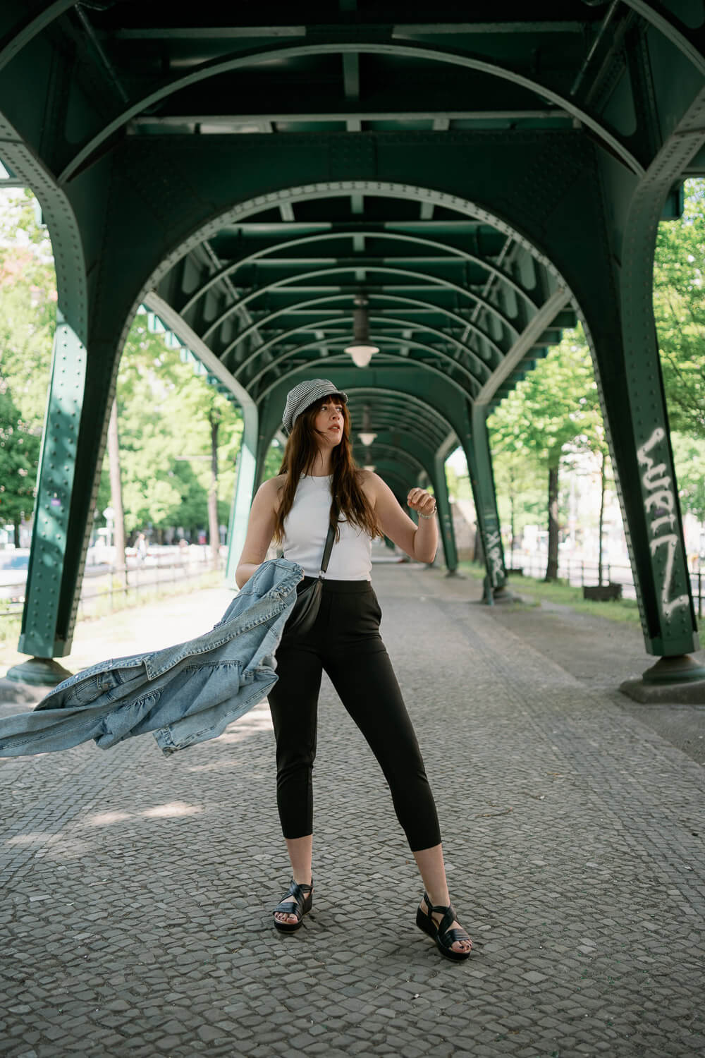 City Outfit mit schwarzen Sandaletten, weißem Tank Top und schwarzer Cargo-Hose