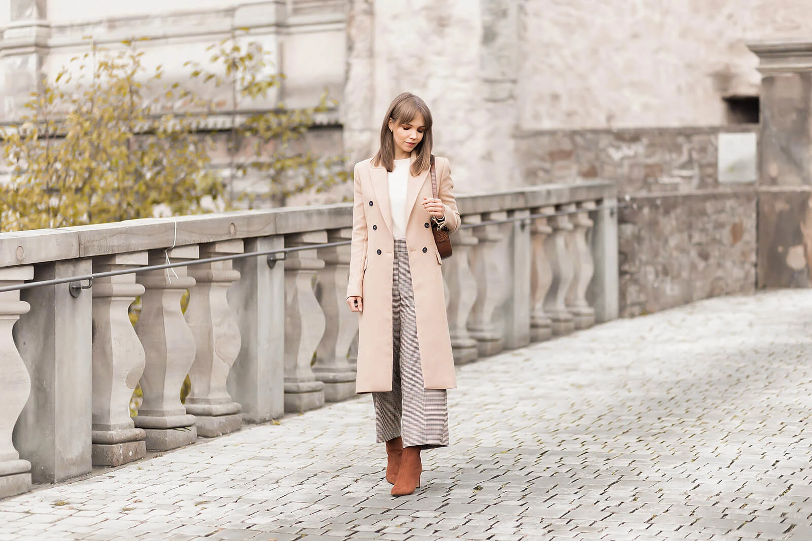 Camel Coats kombinieren im Herbst und Winter, braune Mäntel, Mantel Trend, karierte Hose, Shoelove by Deichmann