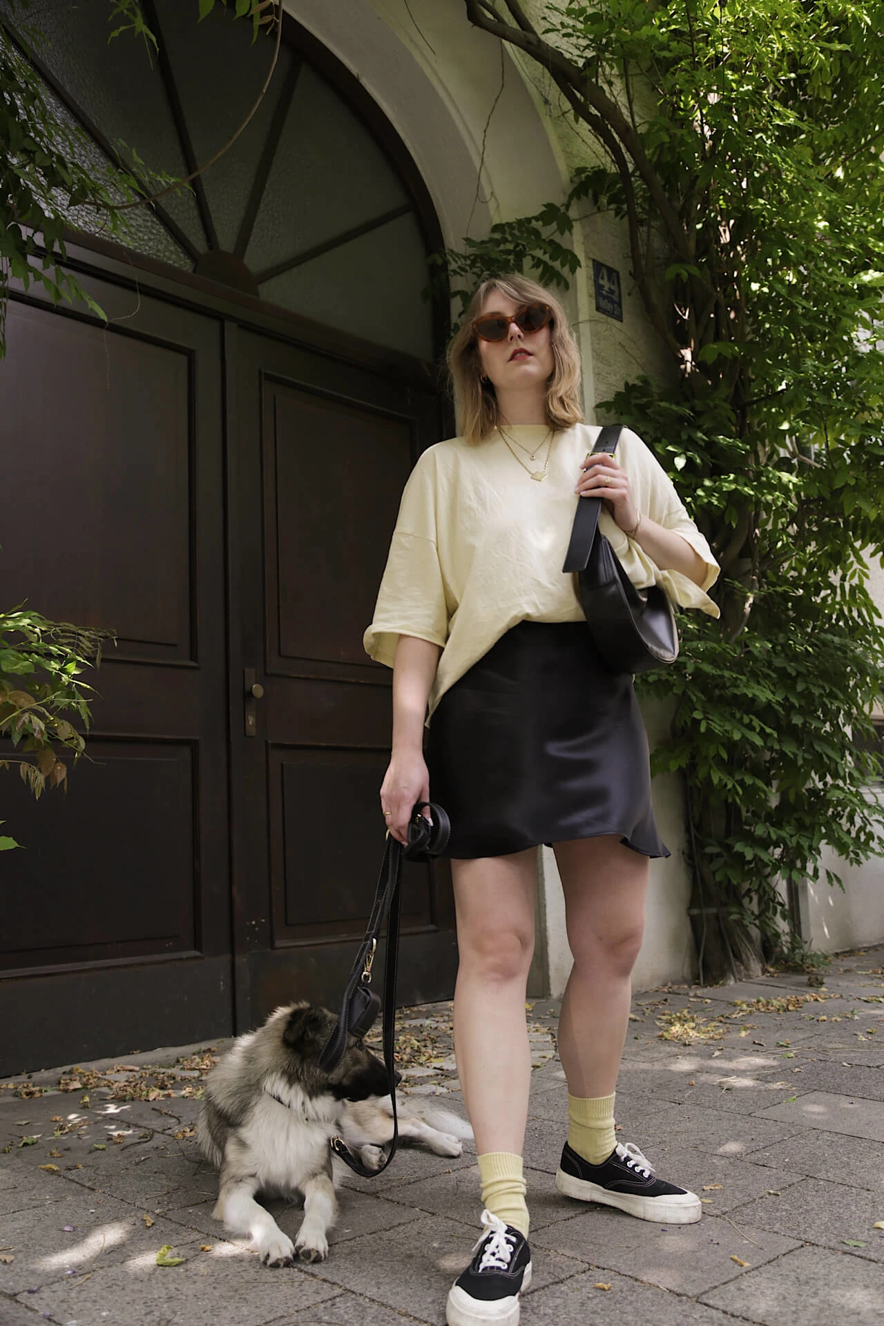 Sommerlook in schwarz gelb mit Stoffschuhen