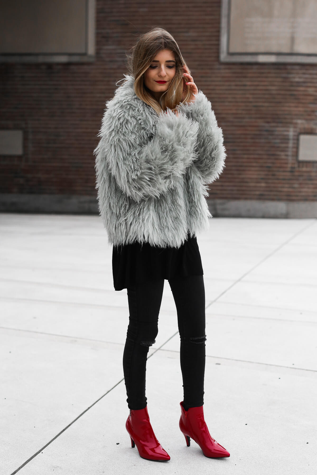 https://shoelove.deichmann.com/de-de/wp-content/uploads/Rote-Stiefeletten-Fake-Fur-Jacke-Outfit-3.jpg