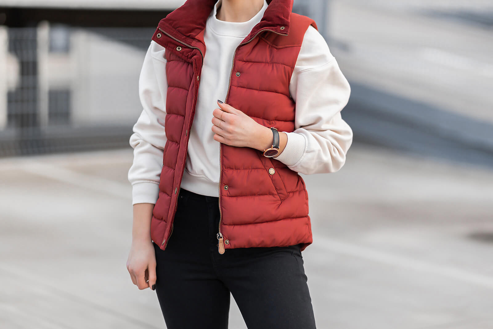 Puffer Westen stylen, Frühlingstrend, sportlicher Frühlingslook mit Weste und Sneaker, Shoelove by Deichmann