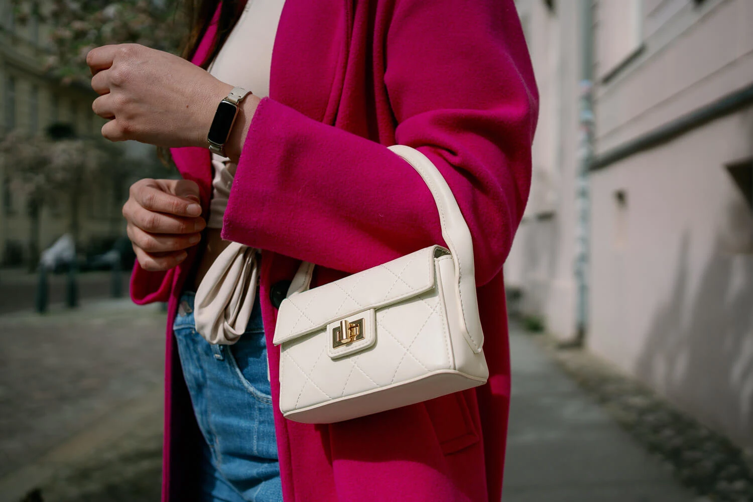 Beige Tasche für den Frühling