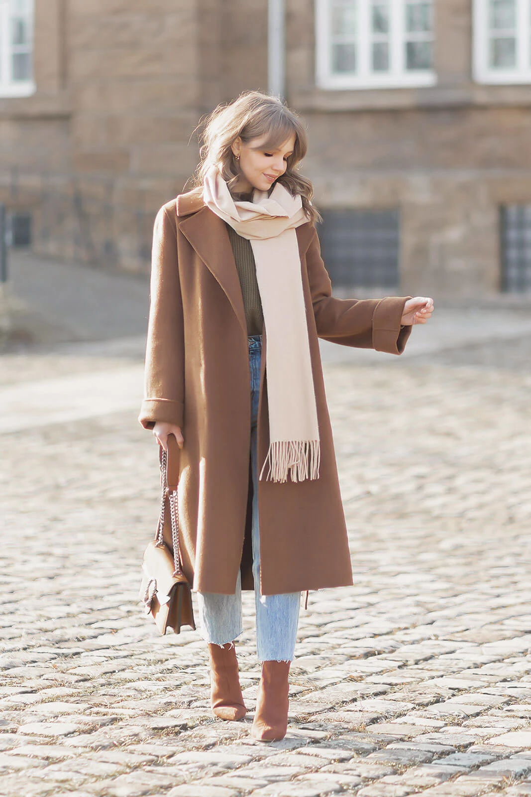 https://shoelove.deichmann.com/de-de/wp-content/uploads/2021/02/xxl-mantel-stylen-oversized-coats-trend-shoelove-by-deichmann6.jpg