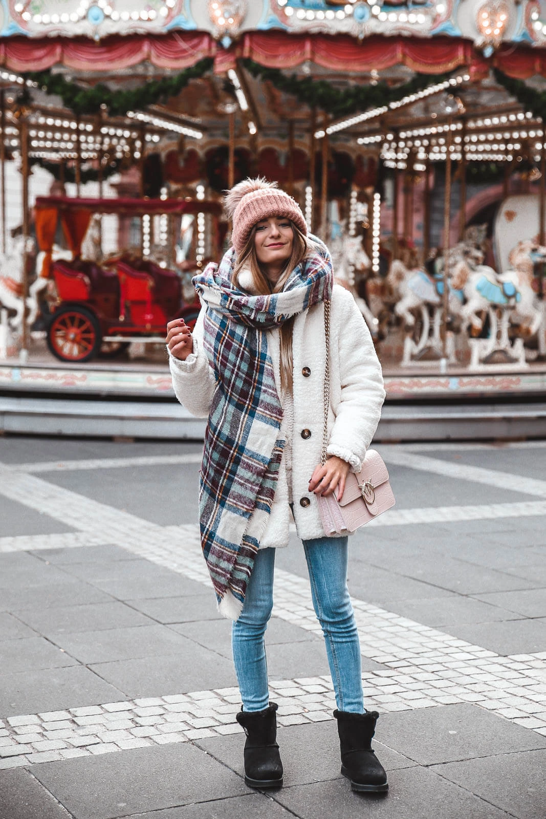 https://shoelove.deichmann.com/de-de/wp-content/uploads/Weihnachtsmarkt-Outfit-2.jpg