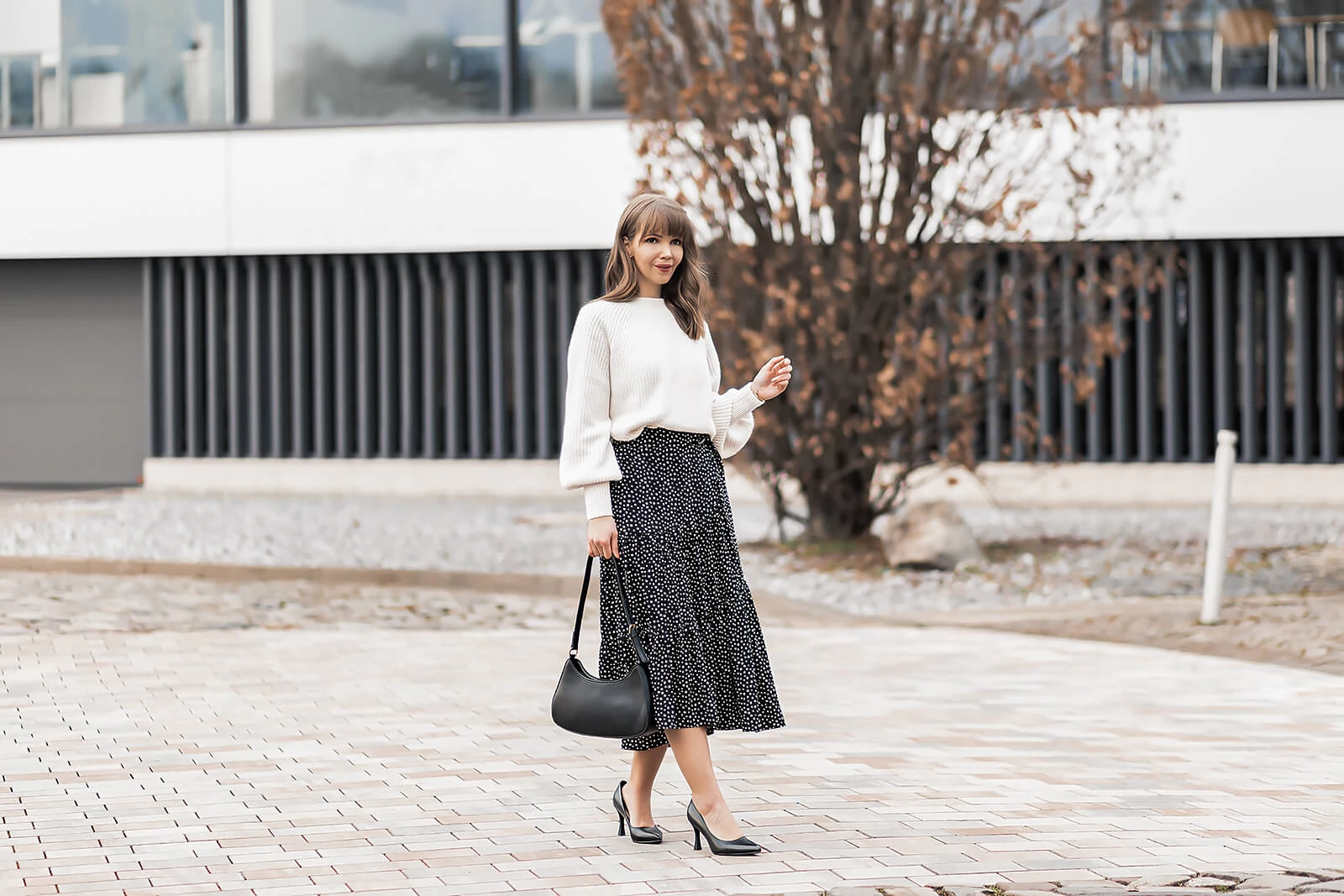 Strick im Frühjahr stylen, Frühlingsoutfit mit Strickpullover und Midirock