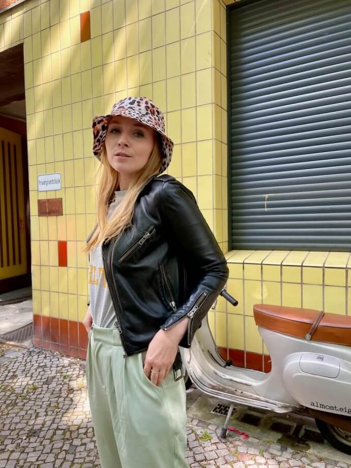 https://shoelove.deichmann.com/de-de/wp-content/uploads/2022/06/bucket-hat-kombinieren-sommer-outfit-leo-muster-690x920.jpeg