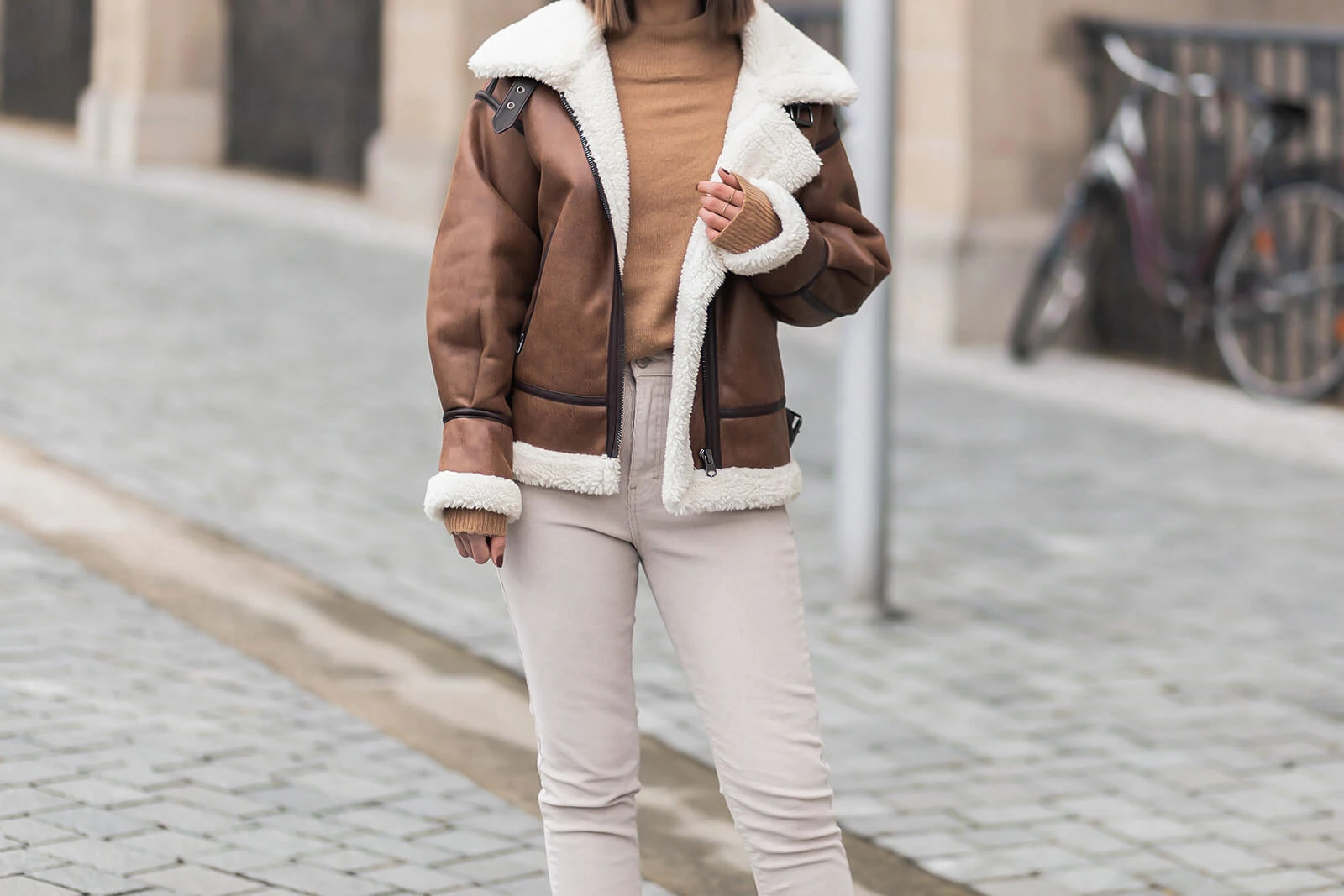 Lederjacken für den Winter kombinieren, Winteroufit mit brauner Shearling Jacke und Cordhose, braune Schnürstiefeletten, Jacken Trends, Shoelove by Deichmann