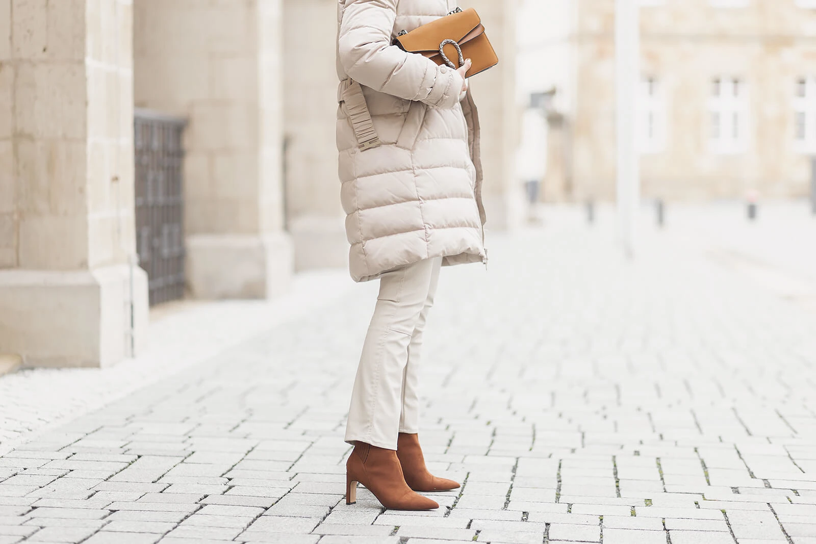 Mode Trends 2021, Winteroutfit mit Puffer Jacke und Lederhose, Shoelove by Deichmann