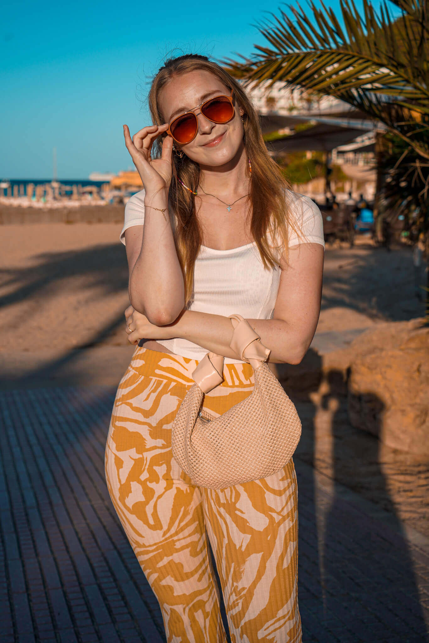 https://shoelove.deichmann.com/de-de/wp-content/uploads/2023/08/ibiza-style-outfit-look-mode.jpg