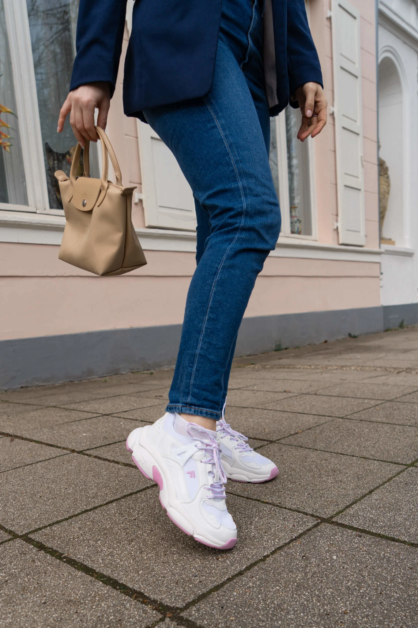 https://shoelove.deichmann.com/de-de/wp-content/uploads/2024/04/Chunky-Sneaker-kombinieren-8.jpg