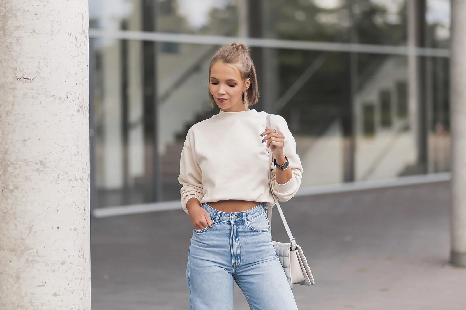 Wide Leg Pants kombinieren, Jeans Trend 2021, Wide Leg Jeans Outfit mit Sweater, weiße Sneaker, Shoelove by Deichmann