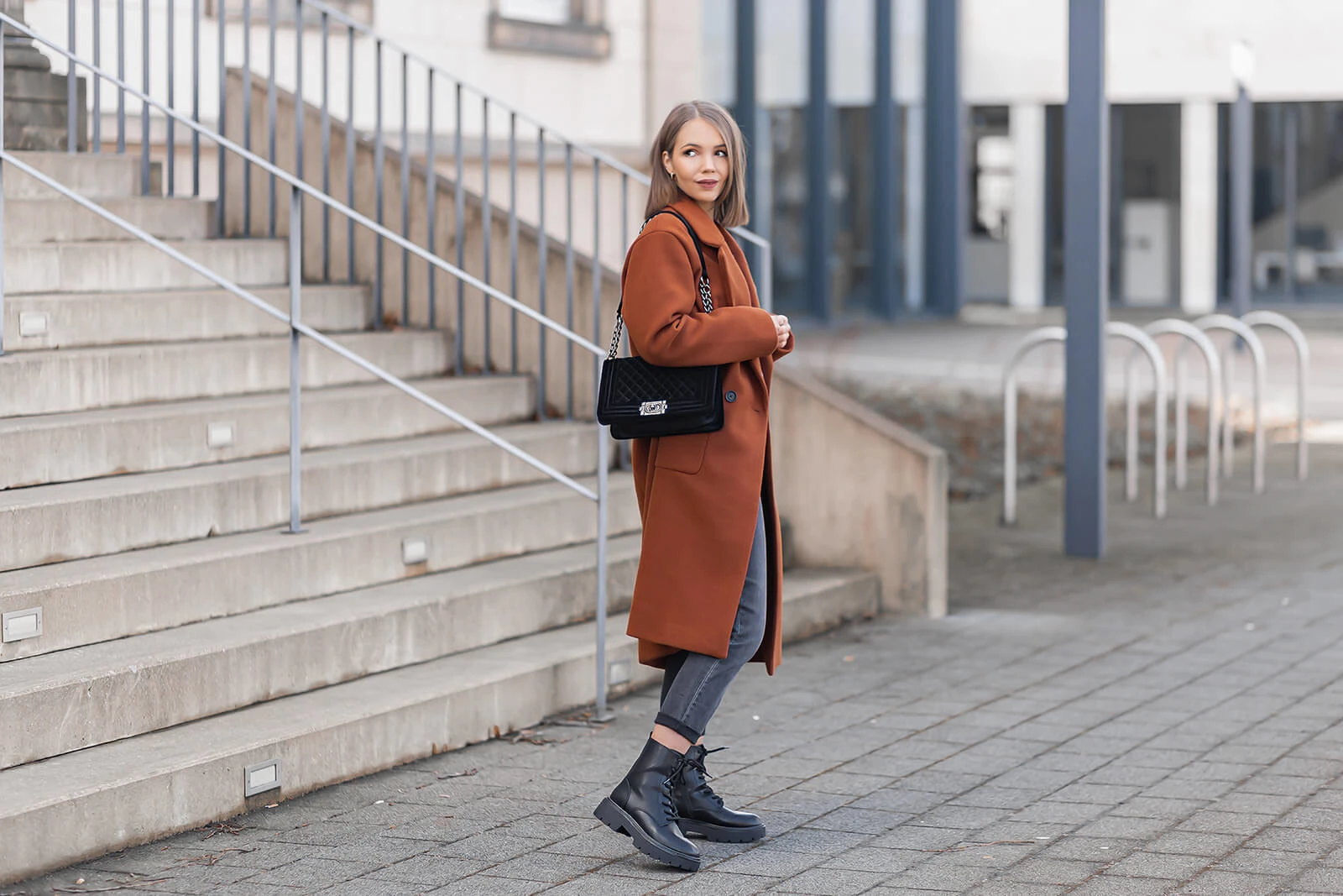 Must-Haves für den Übergang, Übergangsoutfit stylen, rostroter Mantel, Schnürboots, Shoelove by Deichmann