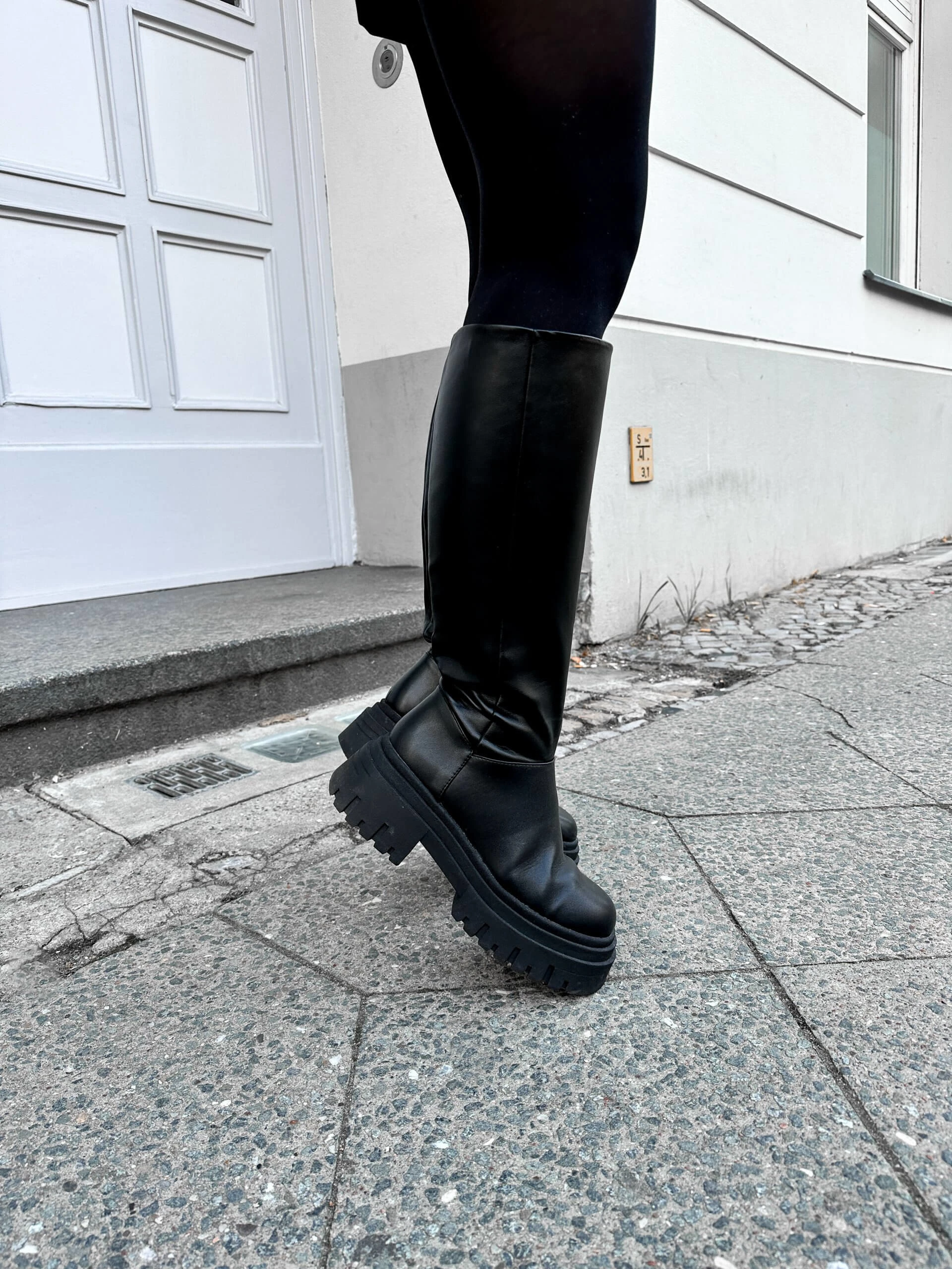 https://shoelove.deichmann.com/de-de/wp-content/uploads/2023/10/klobige-stiefel-herbstlooks-trend-chunky-boots-scaled.jpg