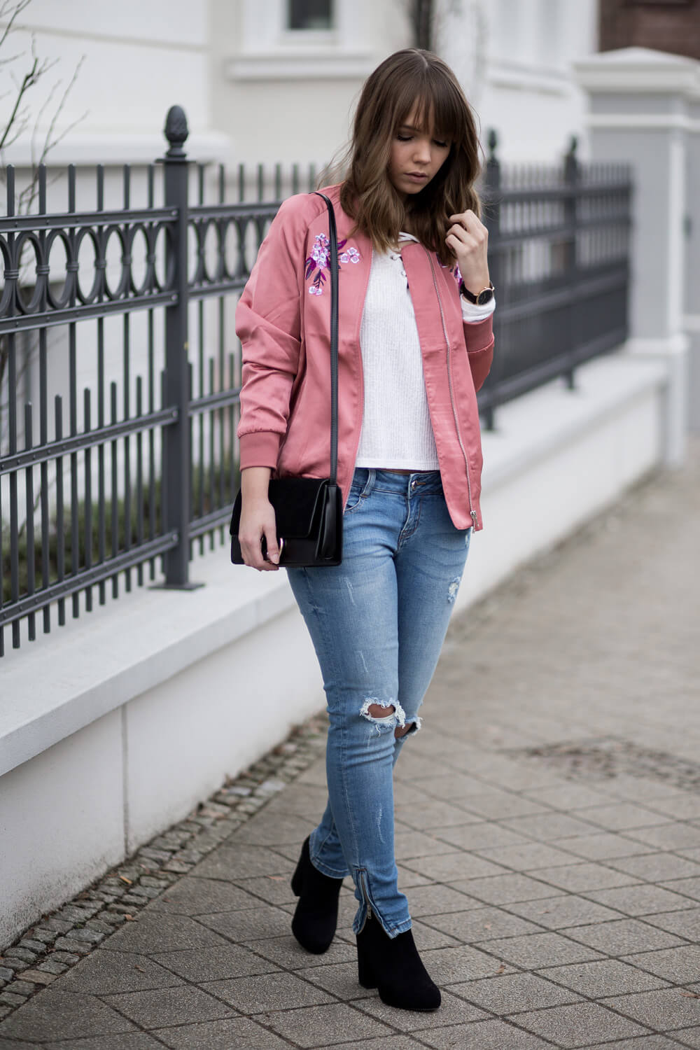 rosa Bomberjacke Outfit, Trendjacke, Trendblog by Deichmann