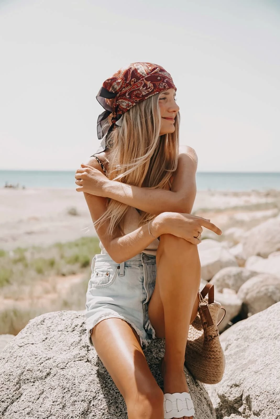 https://shoelove.deichmann.com/de-de/wp-content/uploads/2022/02/Strandoutfit-Beach-Outfit-Inspiration-Tipps-2.jpg