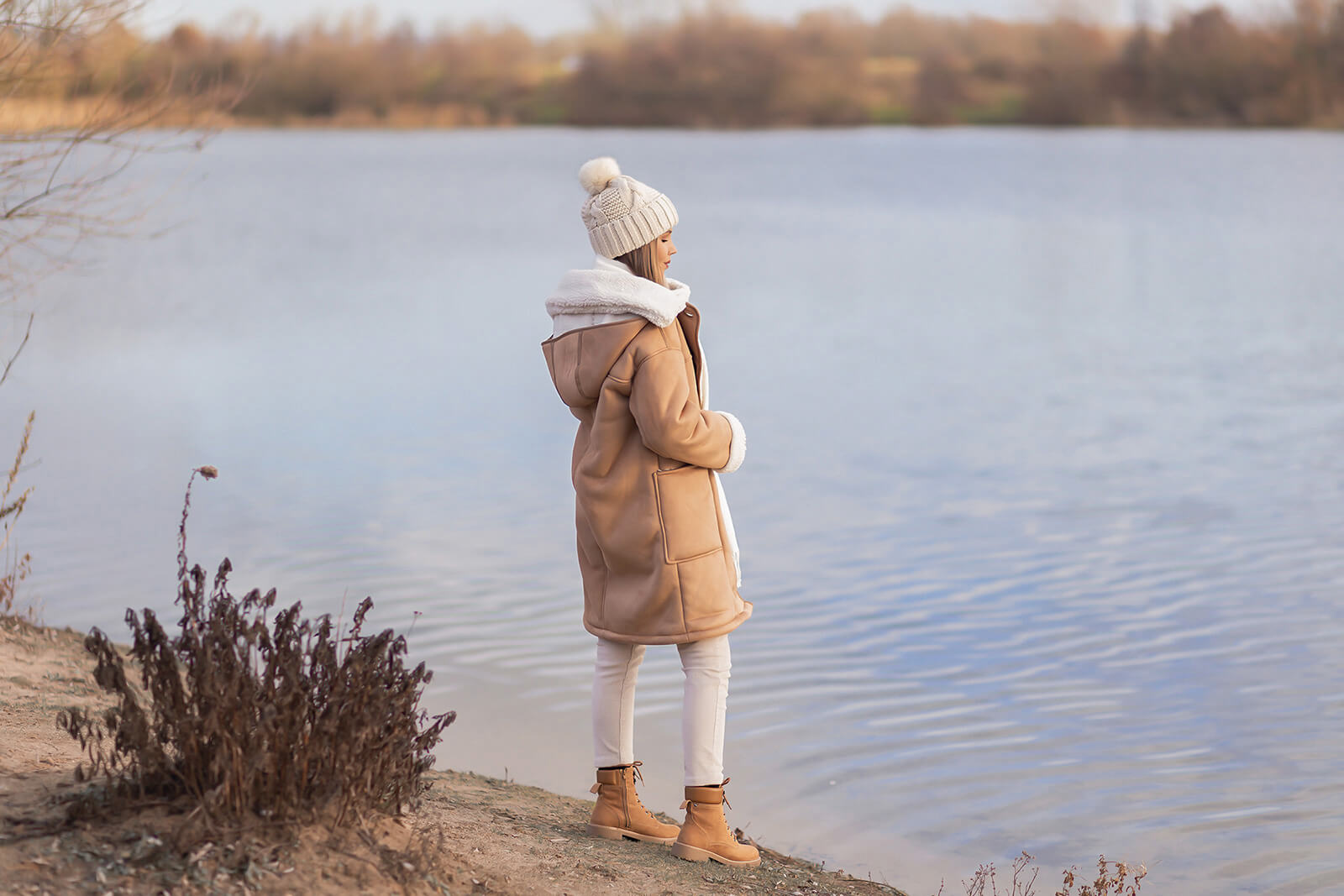 Warme Winteroutfits, Must-Haves für den Winter, Winterlook mit Shearling Mantel und Cordhose, braune Schnürboots, Shoelove by Deichmann