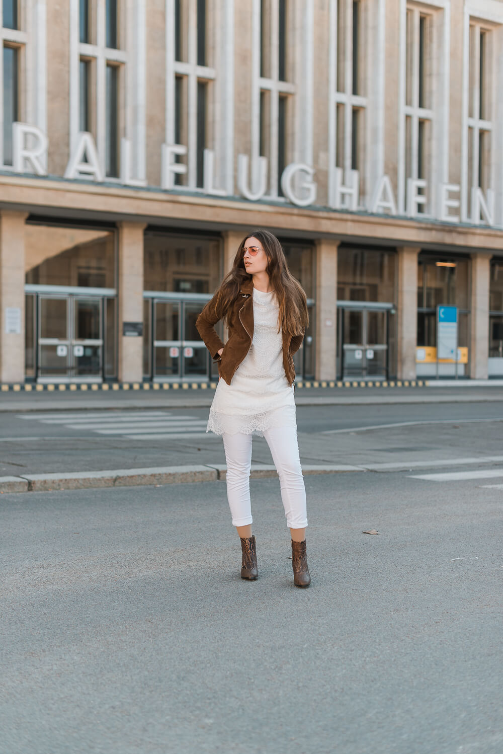 Weiß mit Cognac kombinieren-Frühlingsoutfit mit Boots-Shoelove by Deichmann-andysparkles