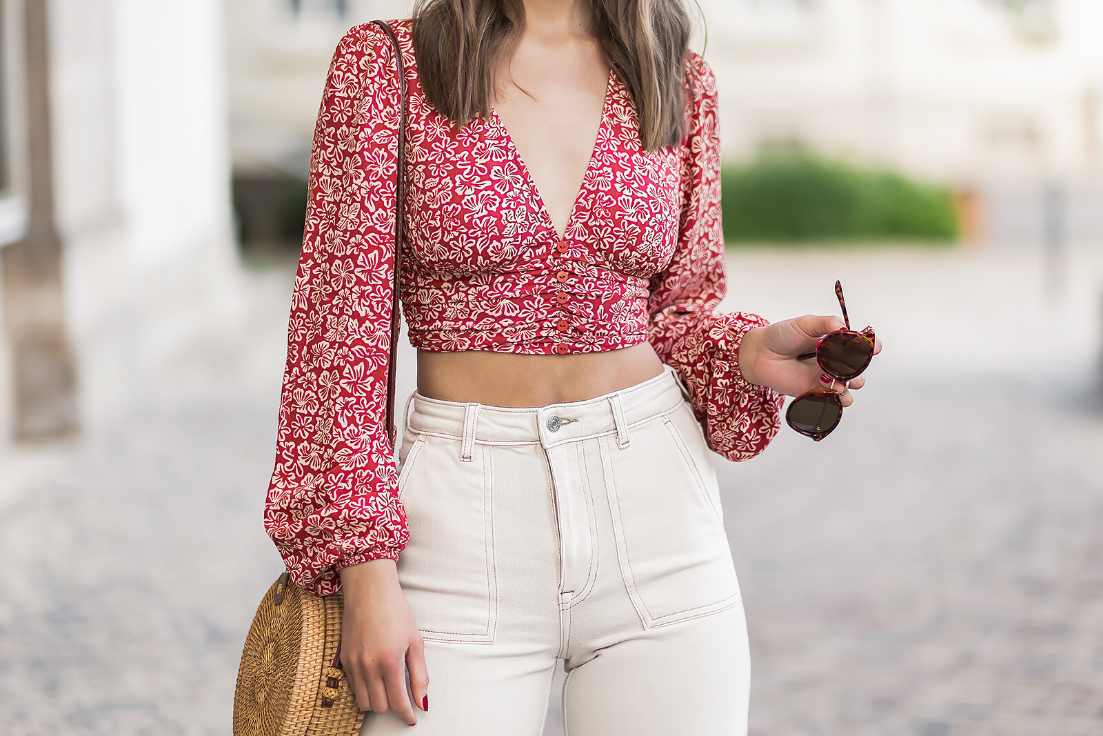 Statement-Blusen stylen, rote Bluse mit Blumenmuster