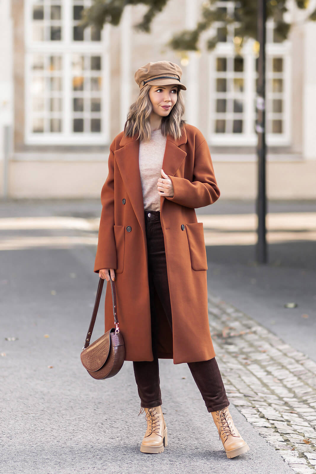 https://shoelove.deichmann.com/de-de/wp-content/uploads/2022/10/herbstfarben-kombinieren-naturtöne-herbstoutfit-shoelove-by-deichmann2.jpg