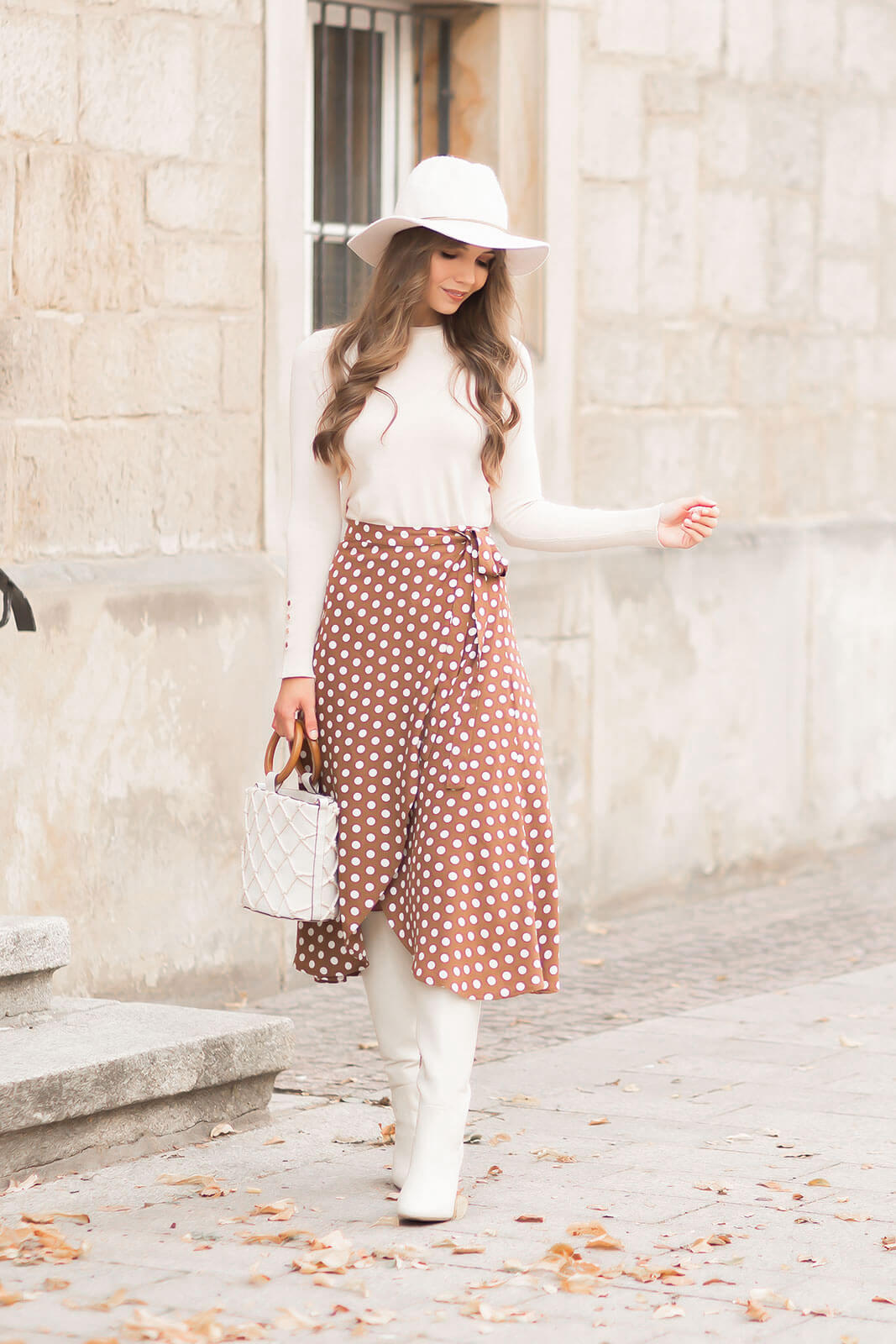 https://shoelove.deichmann.com/de-de/wp-content/uploads/2020/09/wickelröcke-im-herbst-stylen-herbstoutfit-polka-dots-weiße-stiefel-shoelove-by-deichmann3.jpg