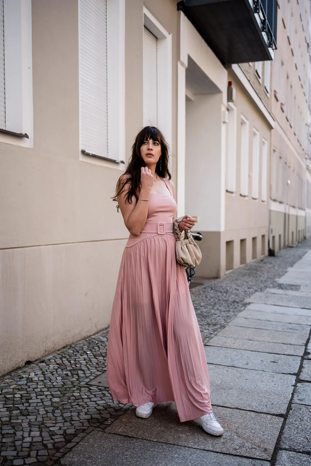 das Maxikleid in Rosa kombinieren