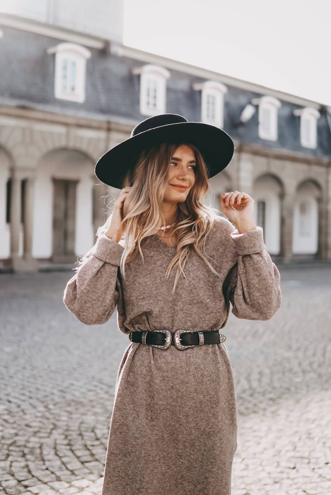 https://shoelove.deichmann.com/de-de/wp-content/uploads/2022/11/Maxi-Strickkleid-lang-Herbst-Outfit-Trend-3.jpg