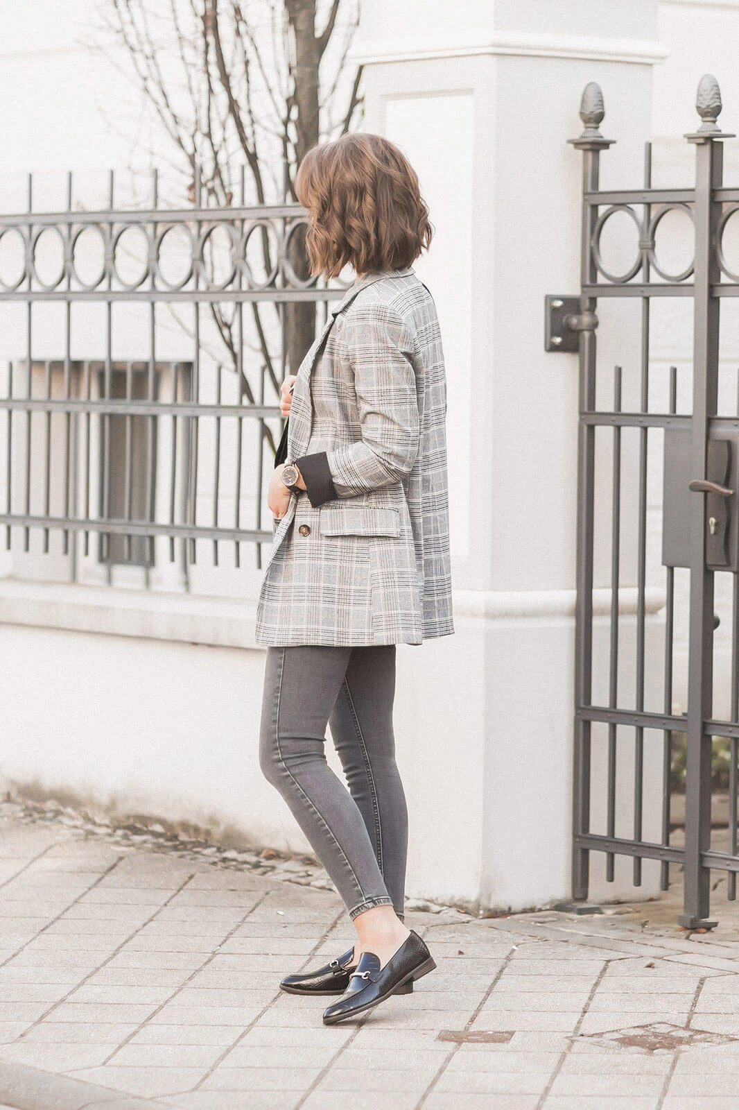 https://shoelove.deichmann.com/de-de/wp-content/uploads/2021/04/brit-chic-outfit-karierter-blazer-loafer-shoelove-by-deichmann5.jpg