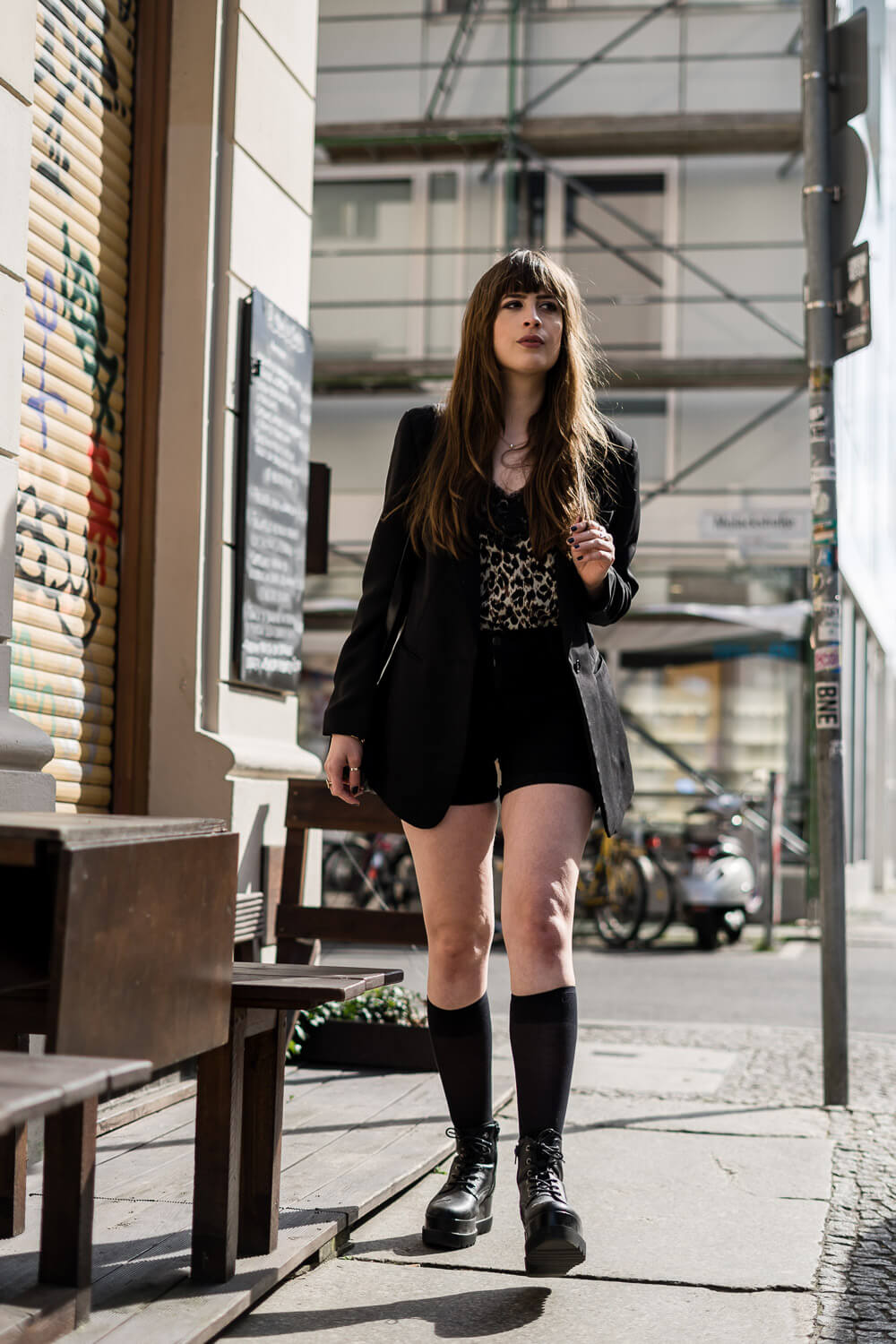 Blazer mit Shorts und Boots kombinieren