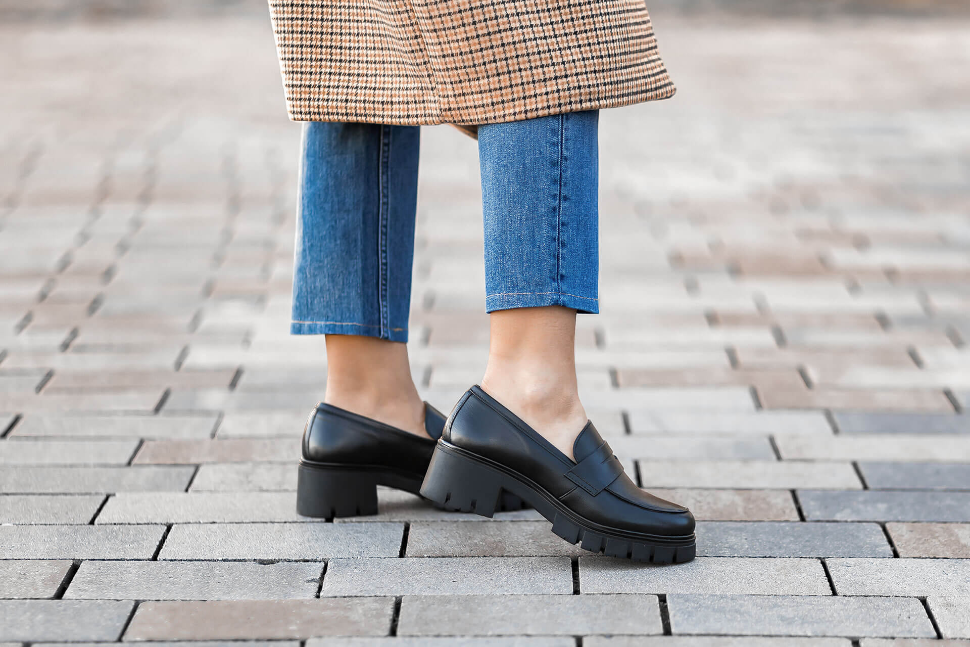 Schwarze Chunky Loafer zur Jeans