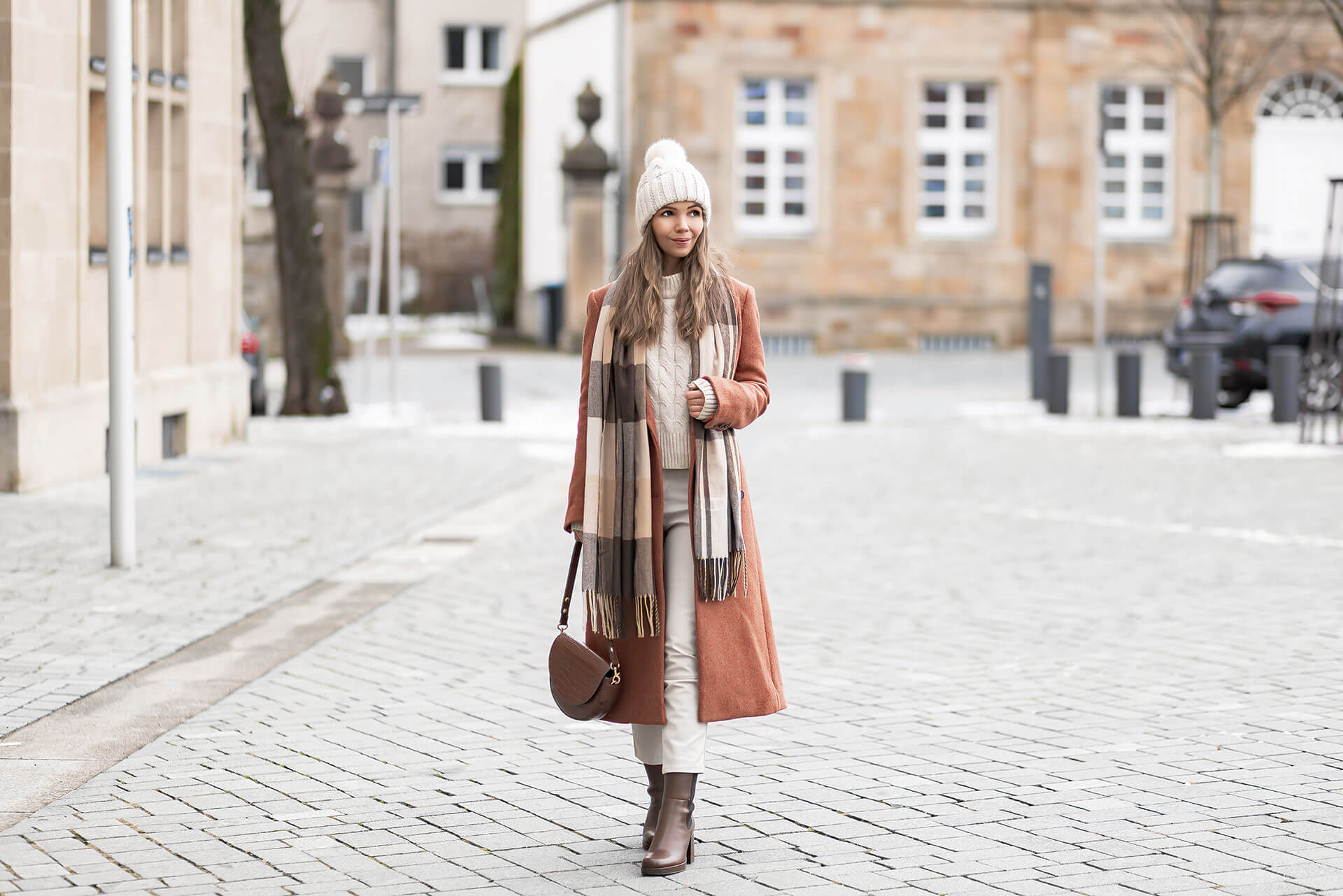 Helle Lederhosen im Winter kombinieren