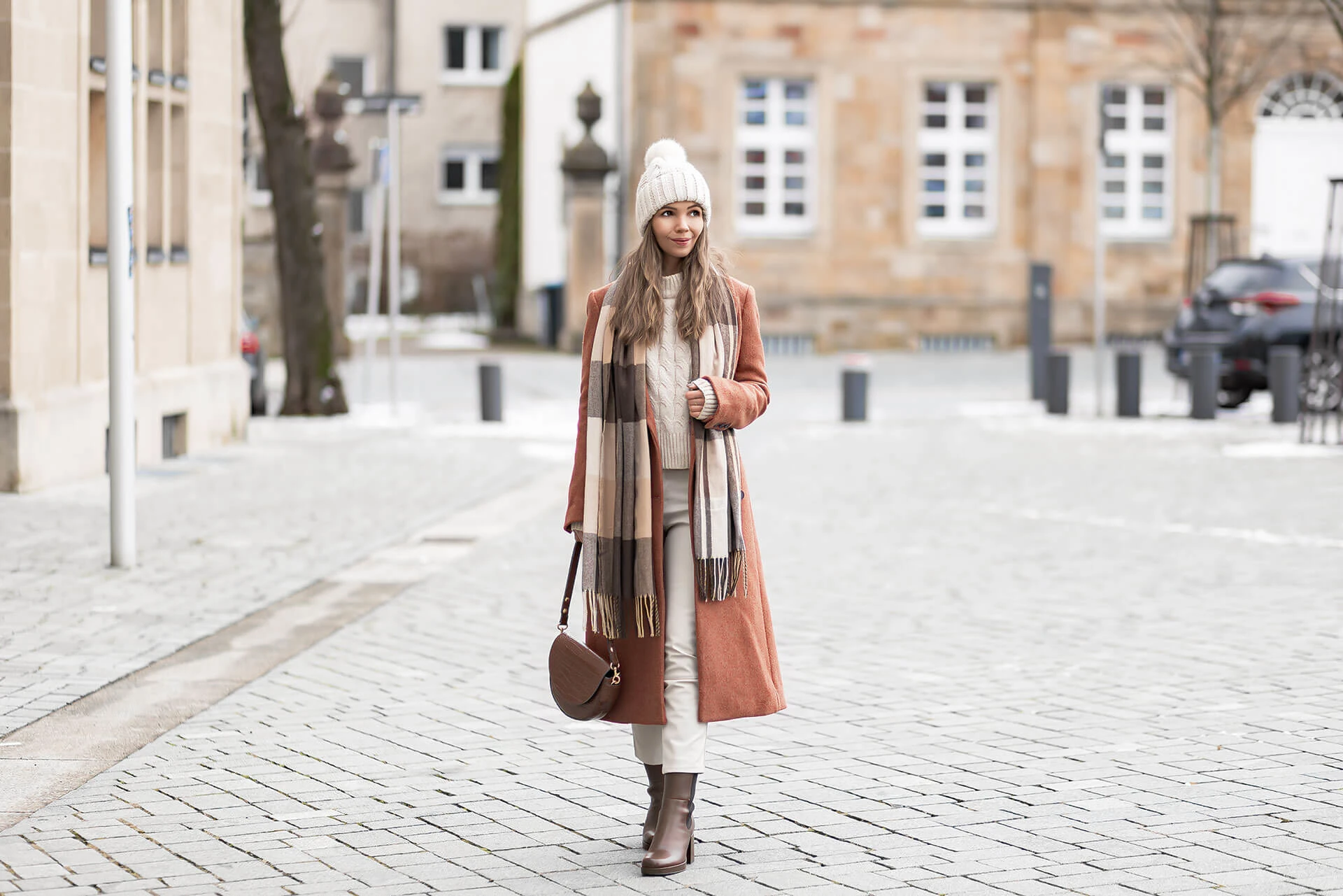 Helle Lederhosen im Winter kombinieren