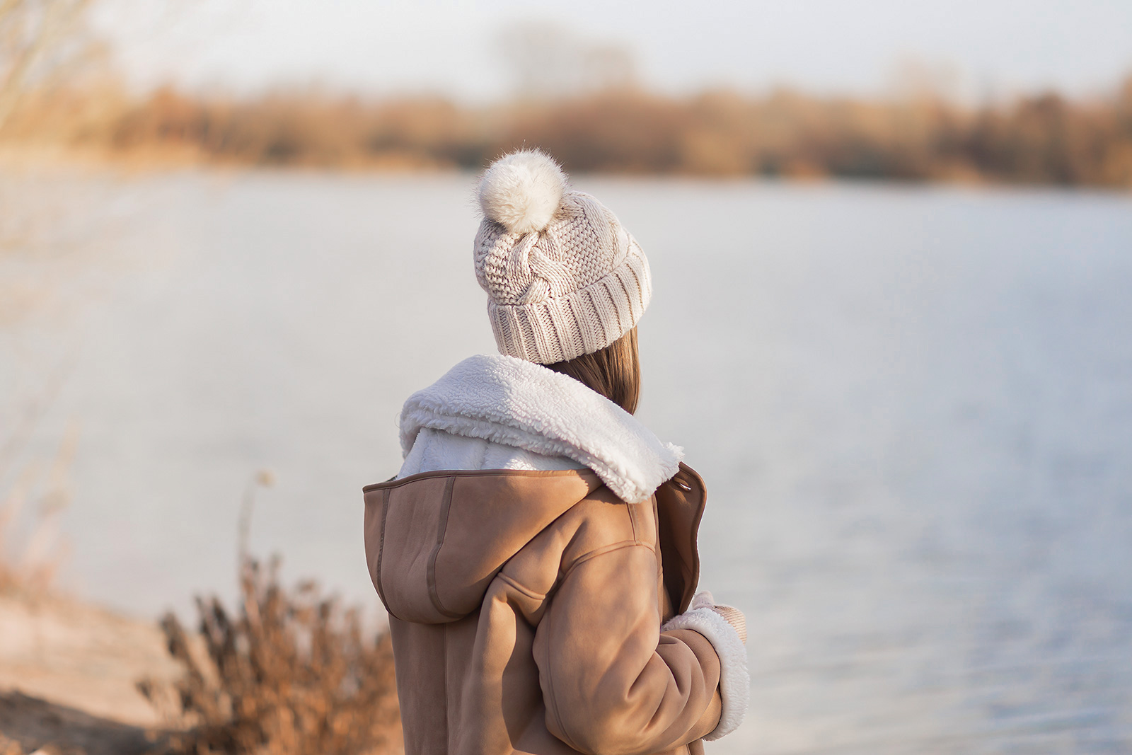 Warme Winteroutfits, Must-Haves für den Winter, Winterlook mit Shearling Mantel und Cordhose, braune Schnürboots, Shoelove by Deichmann