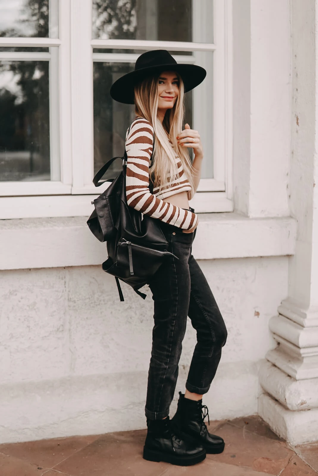 https://shoelove.deichmann.com/de-de/wp-content/uploads/2021/11/Asymetrisches-Top-Oberteil-Trend-3.jpg