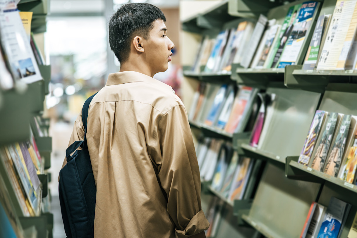 cambodian-student-inside-a-library