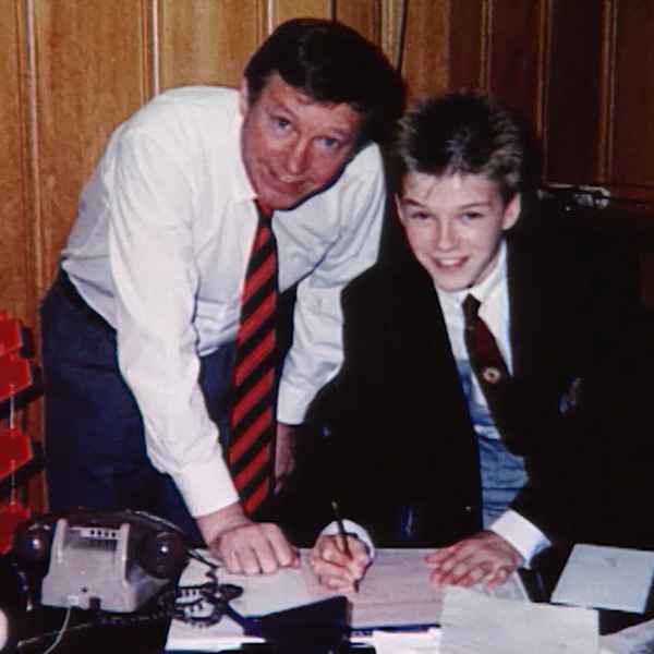 The day David signed his first deal | Manchester United