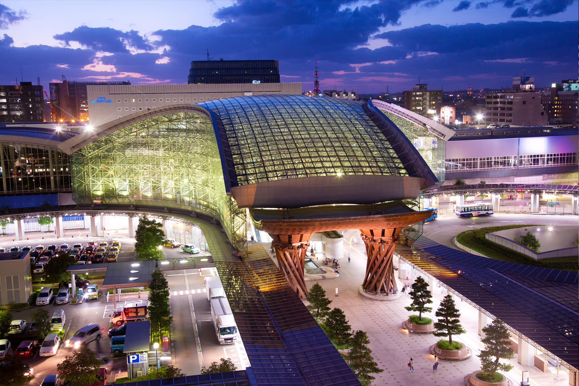 Kanazawa Station (Tsuzumimon Gate) | Ishikawa Travel