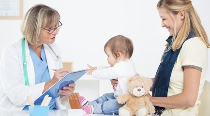 9 aylik bebek icin saglik kontrolu rutin doktor ziyareti prima