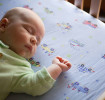 ABÖS riskine karşı sırt üstü uyuyan bebek